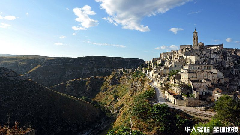 Sextantio-Le-Grotte-Della-Civita-2-Courtesy-of-Booking.jpg