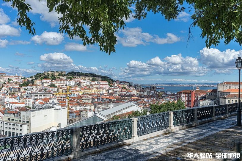 São Pedro de Alcântara viewpoint, in Lisbon.jpg