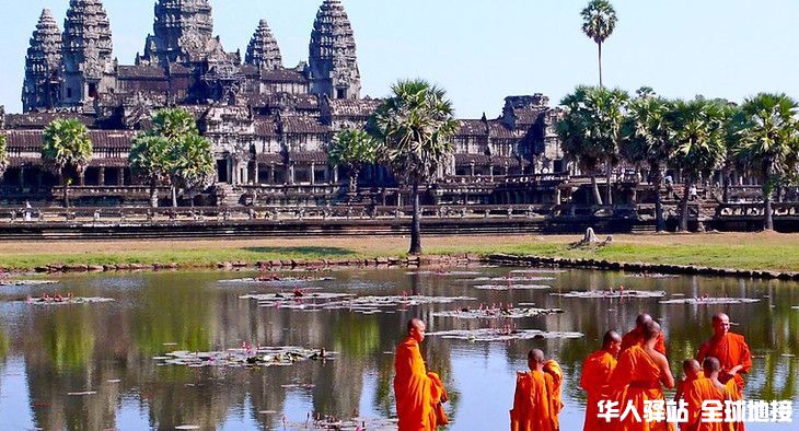 Monks%20at%20Angkor%20Wat.jpg